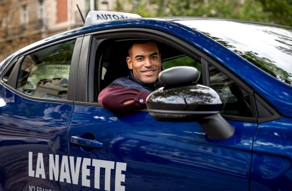 Voiture bleu de l'Auto école La Navette