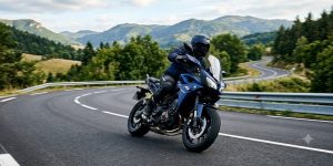 Motard sur une route prend un virage à moto