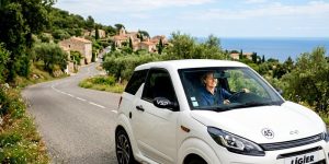 Jeune femme qui conduit une voiture sans permis