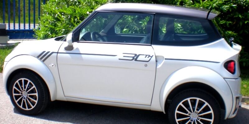 Voiture sans permis blanche